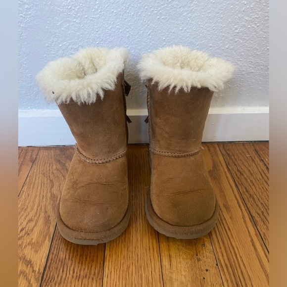 UGG Toddler Bailey Bow Kids Chestnut Shearling Boots - Picture 4 of 9